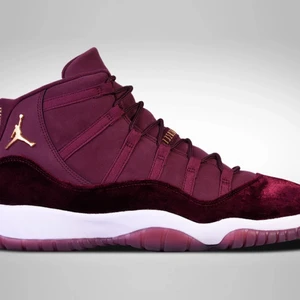 Jordan 11 maroon velvet - Knappt använda Jordans! Originalpris 2239!