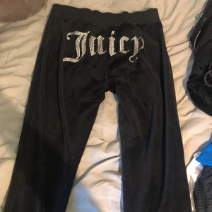M - Säljer mina juicy byxor. Nypris 1100kr🥰 VIKTIGT: snörena på byxorna är väldigt långa men fina och alla diamanter är kvar på sin plats. Byxorna passar på folk som har M men även mindre storlek bara att dra åt snörena hårdare.💕 Pris diskuteras