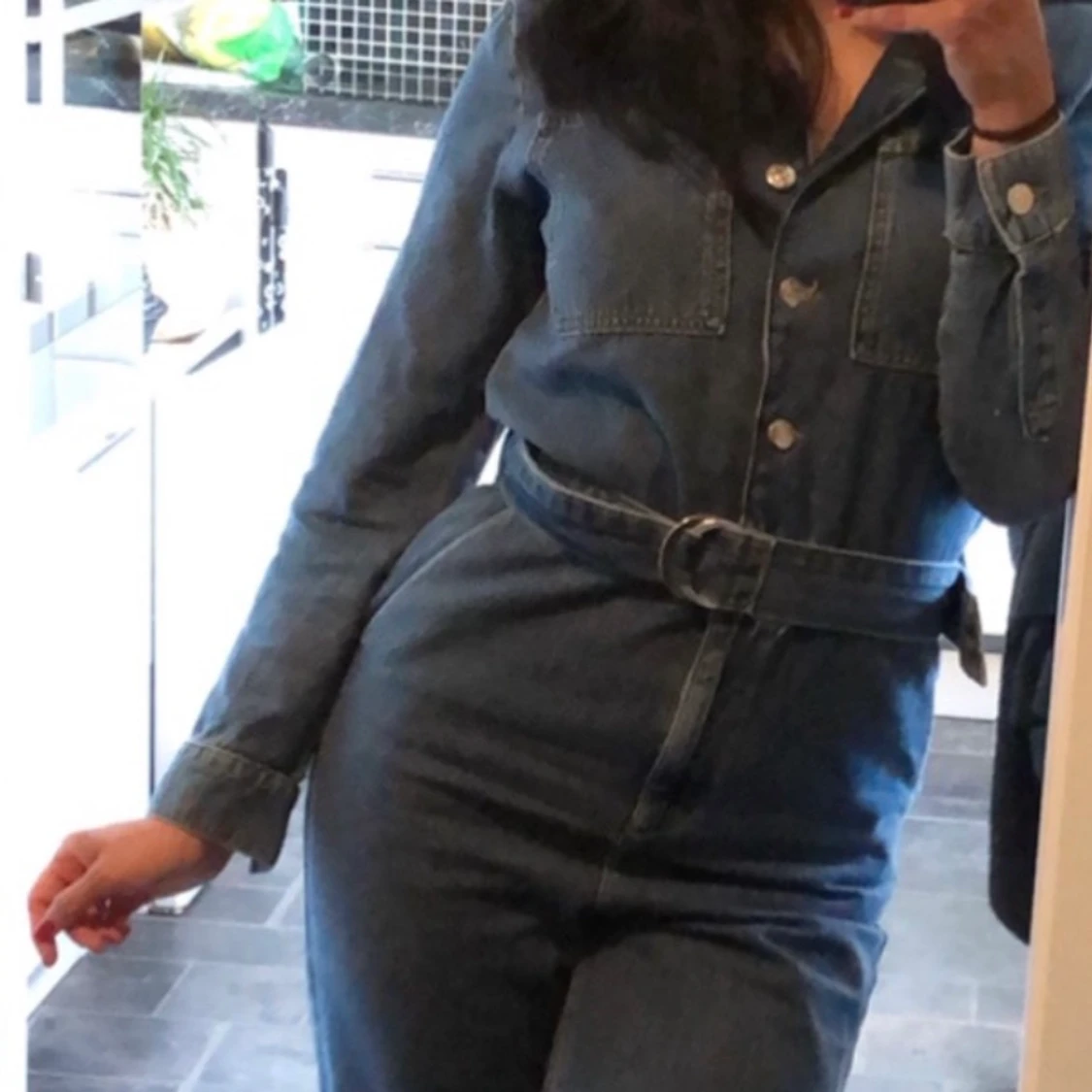 Jumpsuit i denim med knyt i midja 