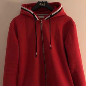 Röd Moncler hoodie  Skick: 9/10 Storlek: S men passar M 