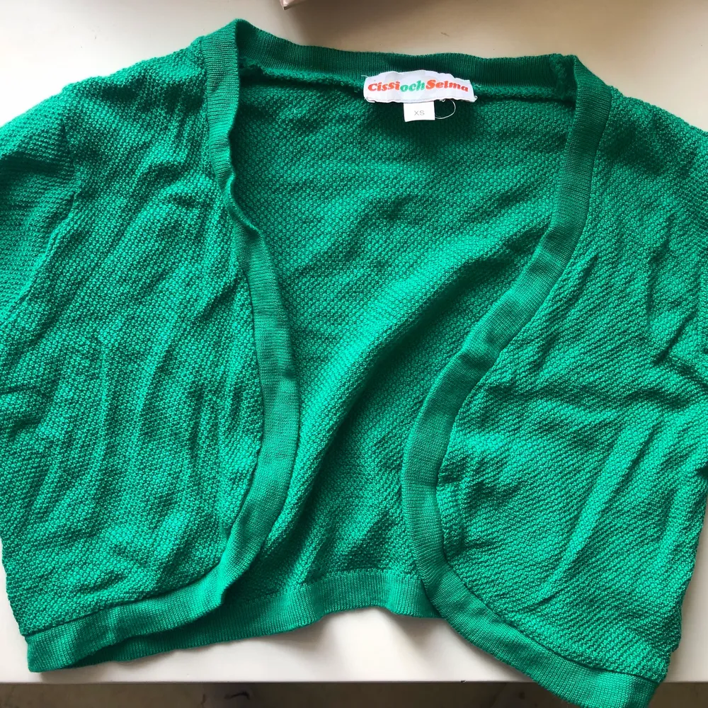 En bolero kofta från Cissi och Selma i vacker grön färg. Oanvänd, har hängt i garderoben länge men är i bra skick. . Tröjor & Koftor.