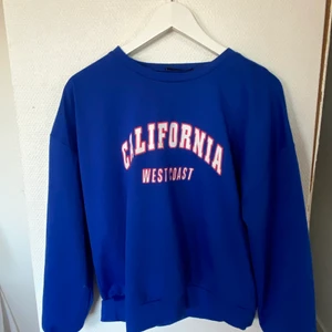 Blå Hoddie  - Blå Hoddie  Storlek: M Färg: Blå  Obs köparen står för frakten 