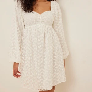 Vit klänning  - Säljer denna klänning ifrån NAKD i storlek 36🤍 den är ifrån Sanna Jörnviks kollektion. HELT SLUTSÅLD PÅ HEMSIDAN🤍 endast använd en gång🤍