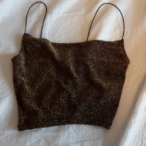 Festligt linne - Hej säljer detta snygga linnet som aldrig har kommit till användning 💕