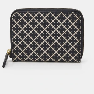 Melene Birger plånbok - Säljer plånbok från märket malene Birger. Den är völ använd men i ett bra skick. ordinare pris är 649kr men säljer för 400kr