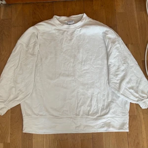 En vit sweatshirt  - En vit knappt använd mysig sweatshirt. köparen står för frakten.🤍