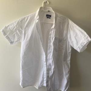 En luftig vit kortärmad skjorta perfekt nu till sommaren! Fungerar med nästan vad som helst. Köpare stå för frakt, önskas fler bilder är det bara att höra av sig!