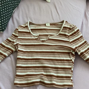 Randig brun/vit långärmad tröja  - Super snygg randig höst tröja i brun vit färg. Mag tröja lite tyget är bra och skönt. Mycket bra kvalitet.