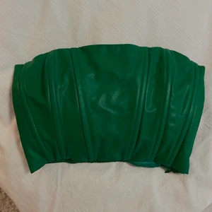 Zara grön topp - Säljer denna gröna zara topp i läderimitation. Kan fraktas eller mötas upp i sthlm eller västerås. Säljaren står för frakten och betalning sker via swish💕💕