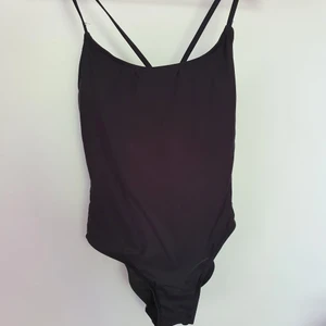 Svart baddräkt - Svart baddräkt i storlek S. Aldrig använd pga råkade köpa för liten storlek. Hög skärning vid höfterna. 