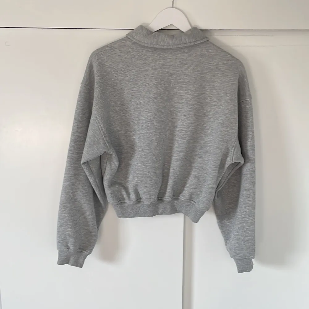 Grå sweatshirt med dragkedja från Weekday i väldigt bra skick, inga skador och inte använd mer än 10 gånger. Kan mötas upp elr skicka paketet💕. Hoodies.