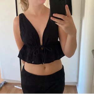 Sommartoppar - Har dessa super söta sommar toppar/linne i både svart och vit😇 130kr st