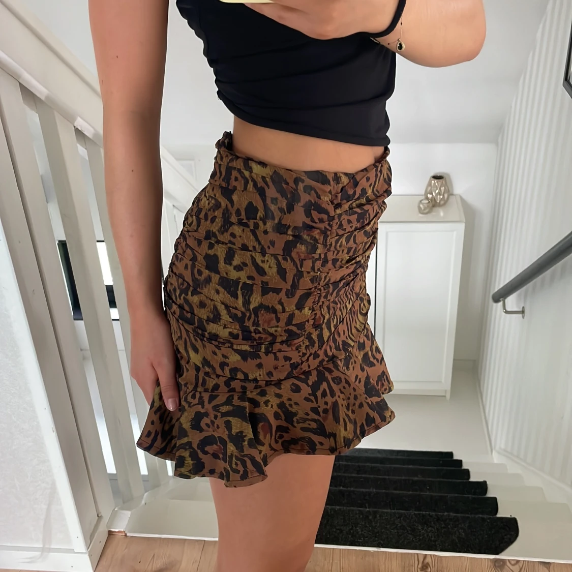 Mönstrad mini kjol med volang  - 91