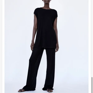 Zara set topp byxa  - Så sjukt skönt set från Zara! Funkar till vardags eller mer lounge. Säljes som det men kan även säljas separat ❤️ storlek S på båda delarna, ref 5580 036 ❤️ kan fraktas eller mötas upp 🫶🏼