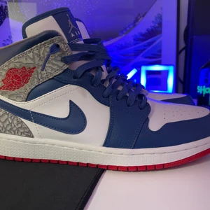 🔵Jordan 1 mid true bleu🔵 - Ett par Jordan 1 mid true bleu från 2013 som är ds size 43-45 Og box finns inte kvar Skick 10/10