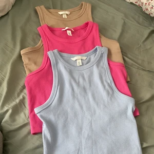 Toppar  - Säljer mina linnen från hm som är helt oanvända, säljer 1 för 70, 2 för 120, och alla för 180kr💕 kom privat för fler bilder eller om du vill köpa! 🥰