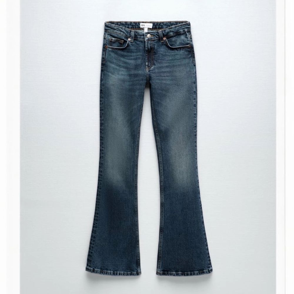 Säljer dessa lågmidjade jeans från Zara! Helt oanvända men lagade i ena skärphällan då den var lös när jag fick hem dem, lagningen syns inte❤️ Passar i längden på mig som är 171!. Jeans & Byxor.
