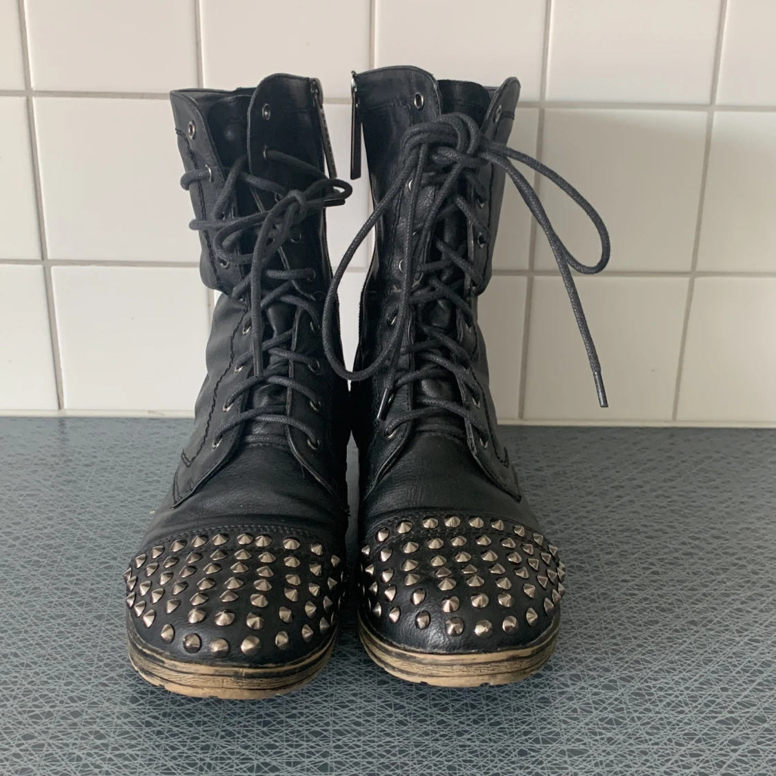 Kängor med nitar  - 90