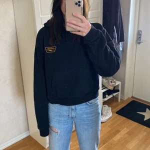 Svart Hoodie från Vans strl M - Supermysig hoodie från Vans i storlek M. Ficka på magen och huva. 