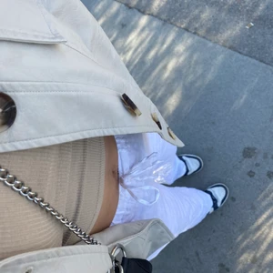 Linnebyxor-Lindex  - Högmidjade linnebyxor från Lindex, köpta nydligen. Går att ha som lågmidjade byxor. Är 168 cm. Original pris: 600 kr