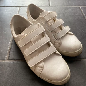 Skor - Säljer dessa vita skor ifrån NaKd. Använd några gånger förra sommaren men inte alls mycket. Inga skador på skorna, något smutsiga men går nog att tvätta. Storlek 38