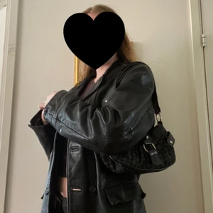 Vintage skinnjacka - Vintage skinnjacka köpt secondhand🧚🏽‍♀️ Har vissa små skavanker men det ändrar inget i sin helhet hur mycket jag älskar denna jackan🤍