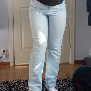 Jeans från weekday i modellen voyage 💕sitter superfint och säljer då jag ej har användning av dem så mkt längre. Skriv för intresse 