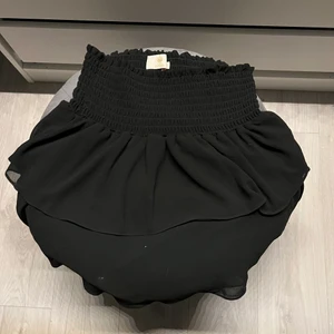 Svart volangkjol - Säljer denna jättefina Chelsea kjol då den inte längre kommer till användning!! Använd ett fåtal gånger men fortfarande i bra skick!! Köp direkt 250+frakt