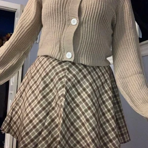 Somrig kjol  - Jätte fin kjol, aldrig använt nytt skick. Den passar inte mig pågrund av jag bär slöja så de inte fint för min stil. 