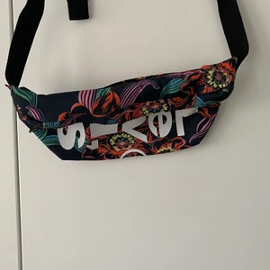 Levis väska - Väska från Levis. Fint skick då andvänd få gånger. Har ett stort rymligt fack och en bak ficka. 