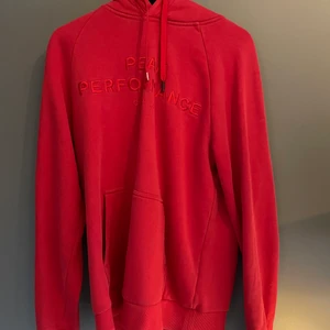 Peak performance hoddie - Peak performance hoddie knappt använd, inga skador. Väldigt bekväm och rätt i storlek