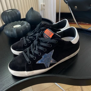 Golden Goose sneakers  - Svarta golden goose sneakers i velvet. Jätte bra skick! Storlek 36 men passar 37. 