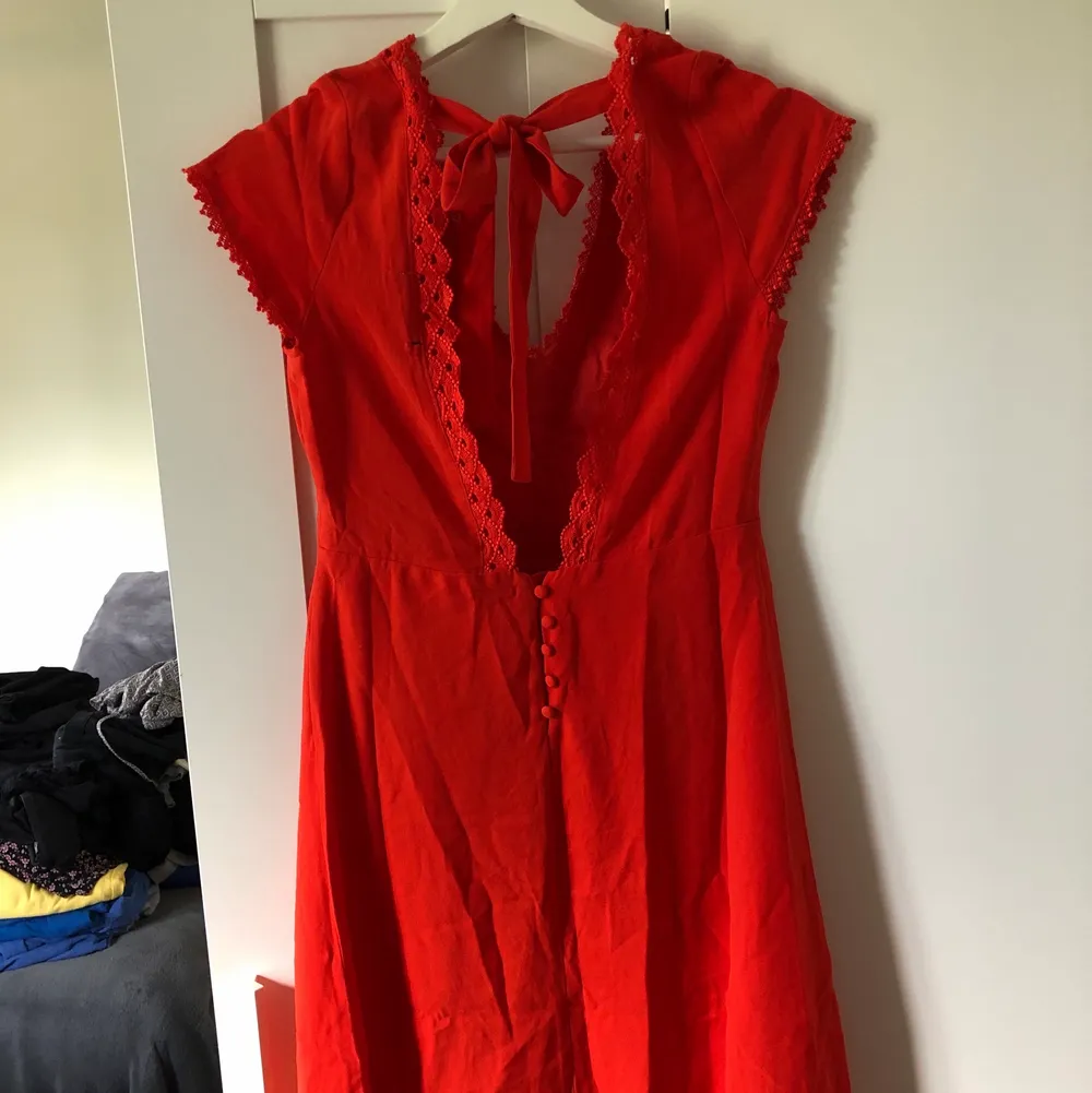 Jättefin röd klänning. Aldrig använd. Klänningar.