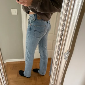 Levis 501 - Levis 501. Långa i benen, innerbenslängd 87 cm✨ Ca. storlek W26 i midjan. Har en liten slitning under vänster knä. Köparen betalar frakten✉️ 