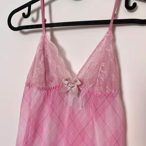 Long Sheer night gown, size S. Cute and sexy. We can meet in person in Malmö or I can offer free shipping within Sweden. For international shipping the cost needs to be paid additionally 