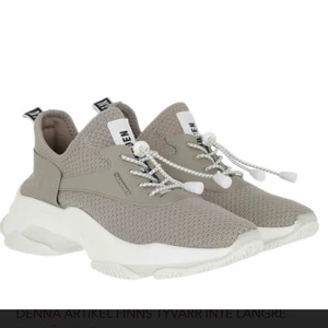 STEVE MADDEN SNEAKERS - Säljer mina Steve madden sneakers i färgen Taupe, storlek 36. Har använt dom i ca 1 månad så dom är i använt skick, kan skicka bilder privat. Vill ha en ny färg därför jag säljer dessa. Supersköna o snygga, passar till allt 🌸 nypris: 1149:-