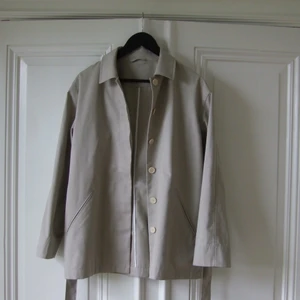 Filippa K, Jacka, Strl 34 - Jättefin vår/höstjacka i beige som går att knäppa och vira runt med skärp. Kommer inte till användning och hoppas att någon annan kan finna glädje i den💗 (använd max 2ggr)