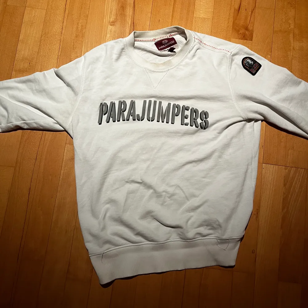 Säljer min Parajumper sweatshirt köpt på Miinto förra hösten för 1899kr!. Hoodies.
