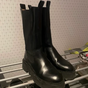 Boots - Knappt använda boots från & Other Stories.  Kan tänka mig sänka priset! 