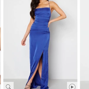 Balklänning blå  - Säljer min balklänning från bubbleroom. Köpt för 899kr använd en gång, helt ny skick. Säljer för 500 kr. Den är i storlek 42 men sitter även bra på någon med mindre storlek!! 