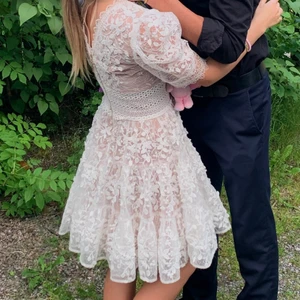 Studentklänning - Säljer min dröm studentklänning från Bronx and Banco , köpt på REVOLVE, använd 1 gång och är som ny. Man kan ha den till andra tillfällen än just studenten såklart! Köpte den för 5.042 kr. Är supernöjd med klänningen men har ingen mer användning för den! 🥹