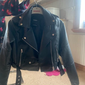 Skinnjacka  - Säljer två st fina skinnjackor som är i nyskick den svarta är ifrån pill and bear och köptes förra året, knappt använd storlek s  Den gröna köptes på chiquelle för ett par år sedan men aldrig riktigt kommit till användning väldigt fint skick storlek s