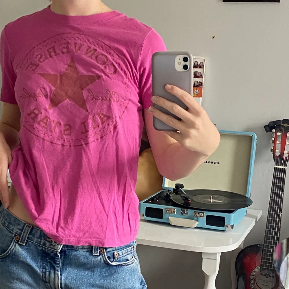 Jättefin rosa t-shirt från converse! . T-shirts.