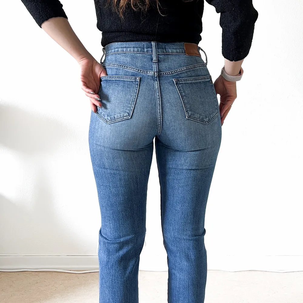 Modellen är 5,4 fot / 163 cm bär vanligtvis XS / S och 34-36 i nedre delen     - utmärkt skick har inga uppenbara defekter    - Hög midja    - något stretchig    - något avskuren längd. Jeans & Byxor.