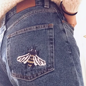 Mom jeans med broderier  - Mom jeans med broderier. 