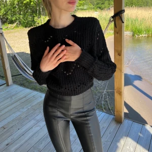 Elegant stickad från ivyreval - Elegant och snygg stickad från ivyreval med puffar i ärmarna. Superskön och mjuk med stickat mönster vilket funkar superbra när man ska klä upp sig. Passar till fest eller finare evenemang men också som skön tröja nu på sommaren Köptes för 700 