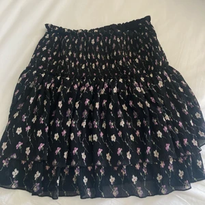 Sommarkjol  - Superfin bohoo-style kjol från NA-KD! Den är i storlek 36/S men skulle säga att den passar 38 också! Knappt använd så jättefint skick! Säljer då den är lite stor för mig!💕