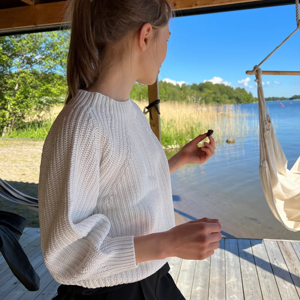 Vit stickad från GAP med lite luftigare armar och u ringning. Passar verkligen till mycket och extra snyggt med de puffiga ärmarna samt uringningen. Superfint stickad i olika riktningar för att skapa en lyxig look. Köptes för ca 800, Kan mötas/samfrakta. Stickat.