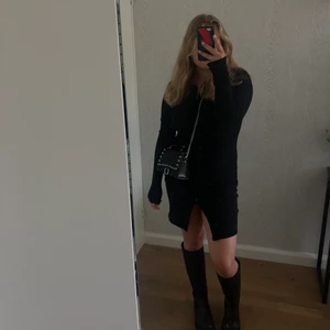 Festklänning - Klänning med knappar från Nakd som passar perfekt till fest! Jag är 163 lång, jättefint skick!💕 Den är stretchig så skulle säga att den passar S och M, köpte ny för 500!