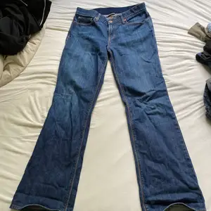 Vintage jeans som grävts fram för säljning. Använda men absolut inte slitna